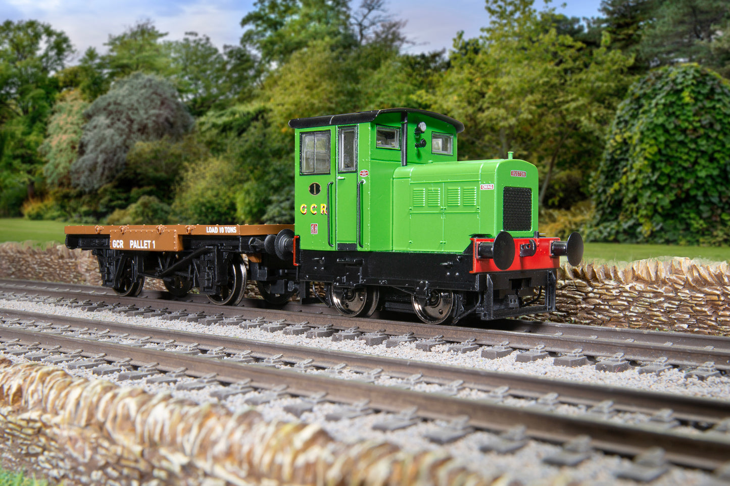 Hornby R30012 - GCR Ruston & Hornsby 48DS 0-4-0 & Flatbed Wagon 'Qwag' No. 1