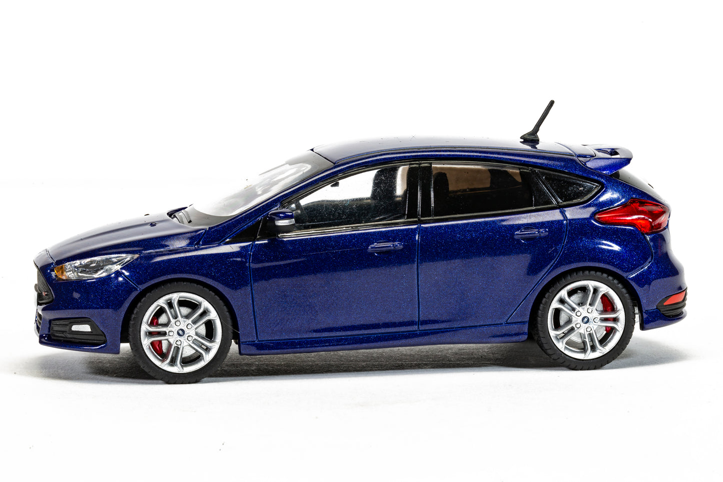 Corgi VA15307 - Ford Focus Mk3 ST, Deep Impact Blue