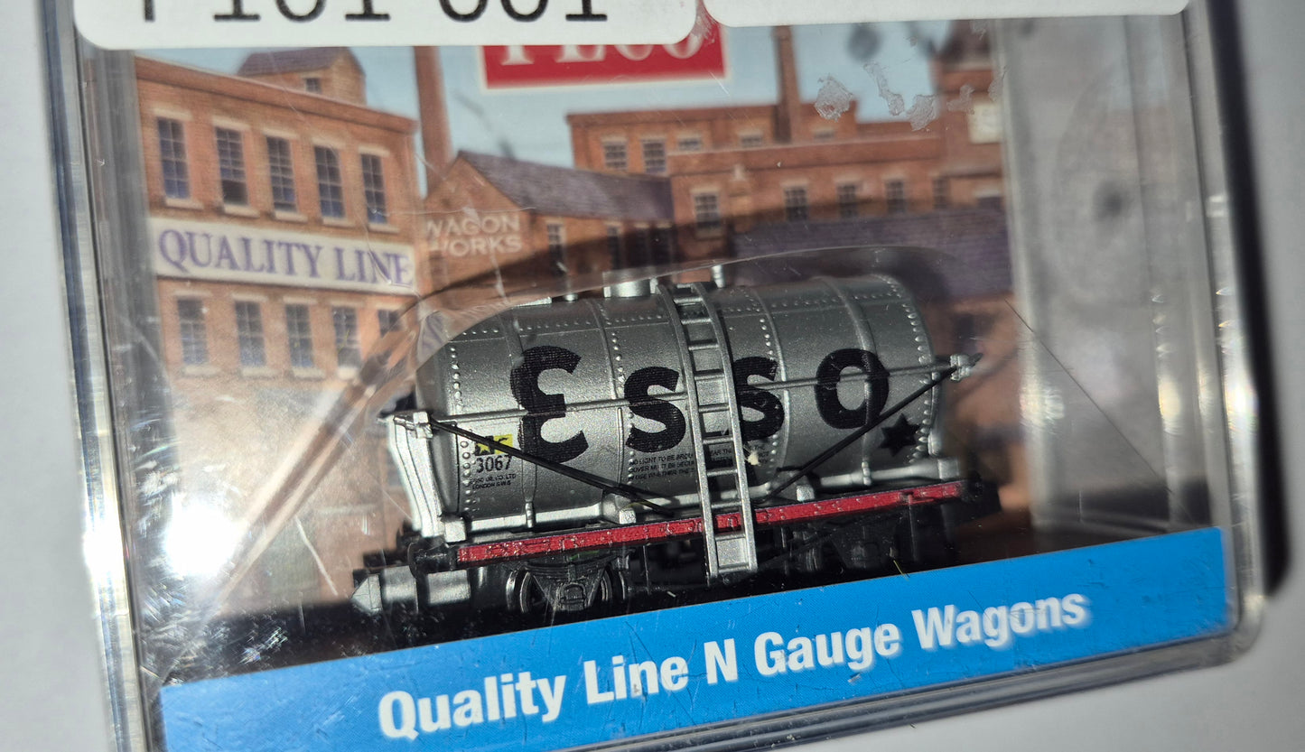 Peco NR-P161 - Esso Petrol Tank Wagon (PRE OWNED)