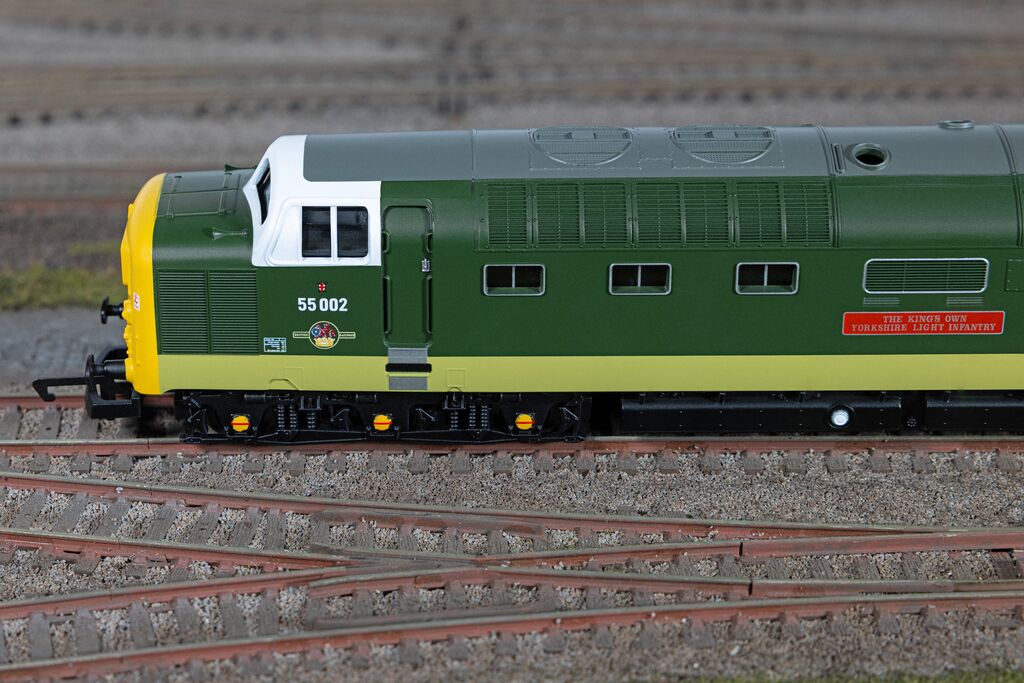 Hornby R30438TXS - RailRoad: Class 55 (Deltic) - BR - 55002 'The Kings own Yorkshire Light Infantry' (DCC Sound Fitted)