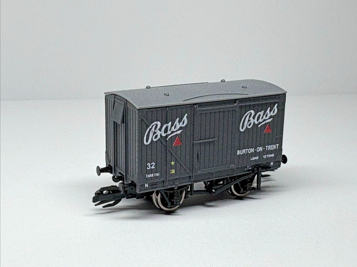 Peco TTR1300P - TT:120 LMS/BR 9ft Wheelbase Van, BASS Brewery No. 32