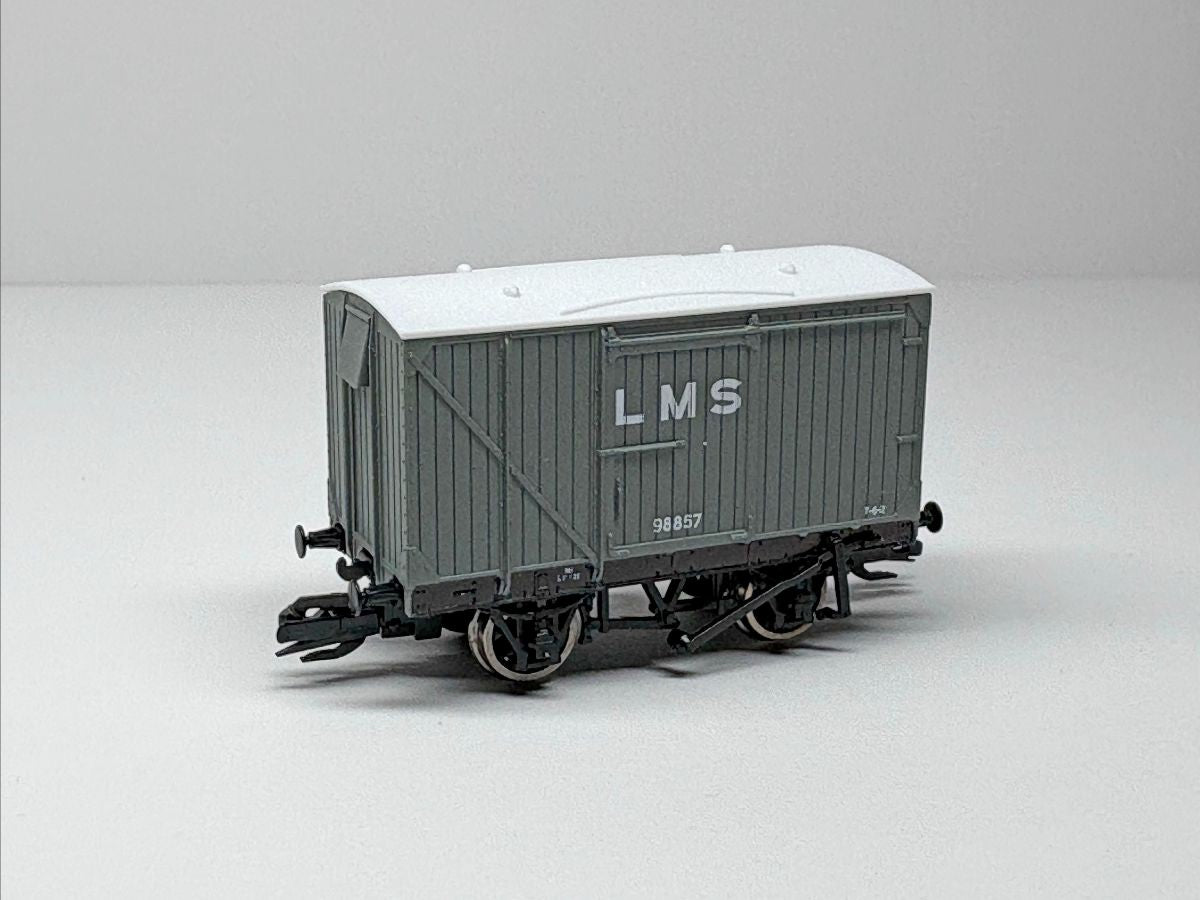 Peco TTR1301M - TT:120 LMS/BR 9ft Wheelbase Van, LMS98857