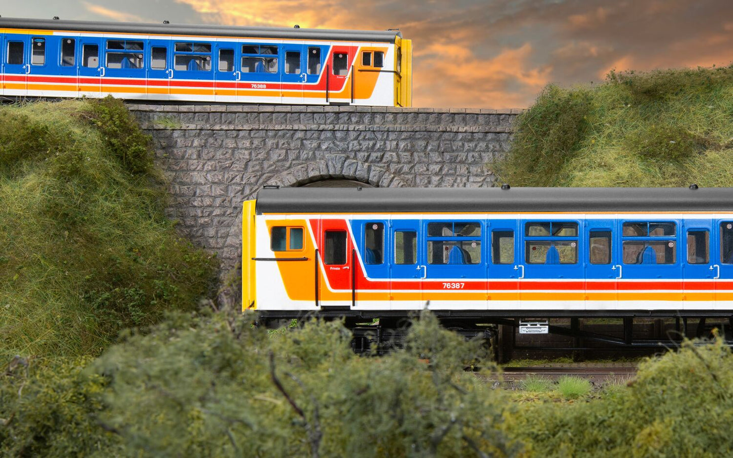Hornby R330107 - South West Trains - Class 423 - 3455 '4-VEP' - Train Pack