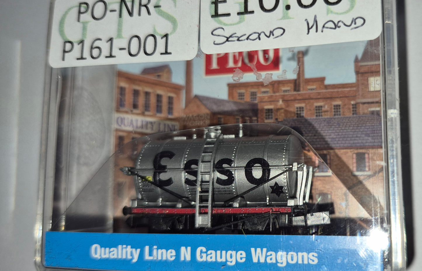 Peco NR-P161 - Esso Petrol Tank Wagon (PRE OWNED)
