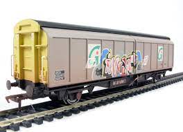 Bachmann 37-605 - 46 Tonne VGA Sliding Wall Van Railfreight (with Graffiti)