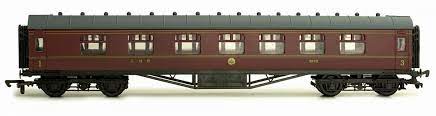 Dapol 4P-010-043 - Stanier 60ft Corridor Composite Coach LMS maroon livery 3942