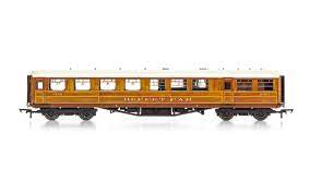 Hornby R4929 - LNER 61ft 6in Corridor Buffet Coach '21611'